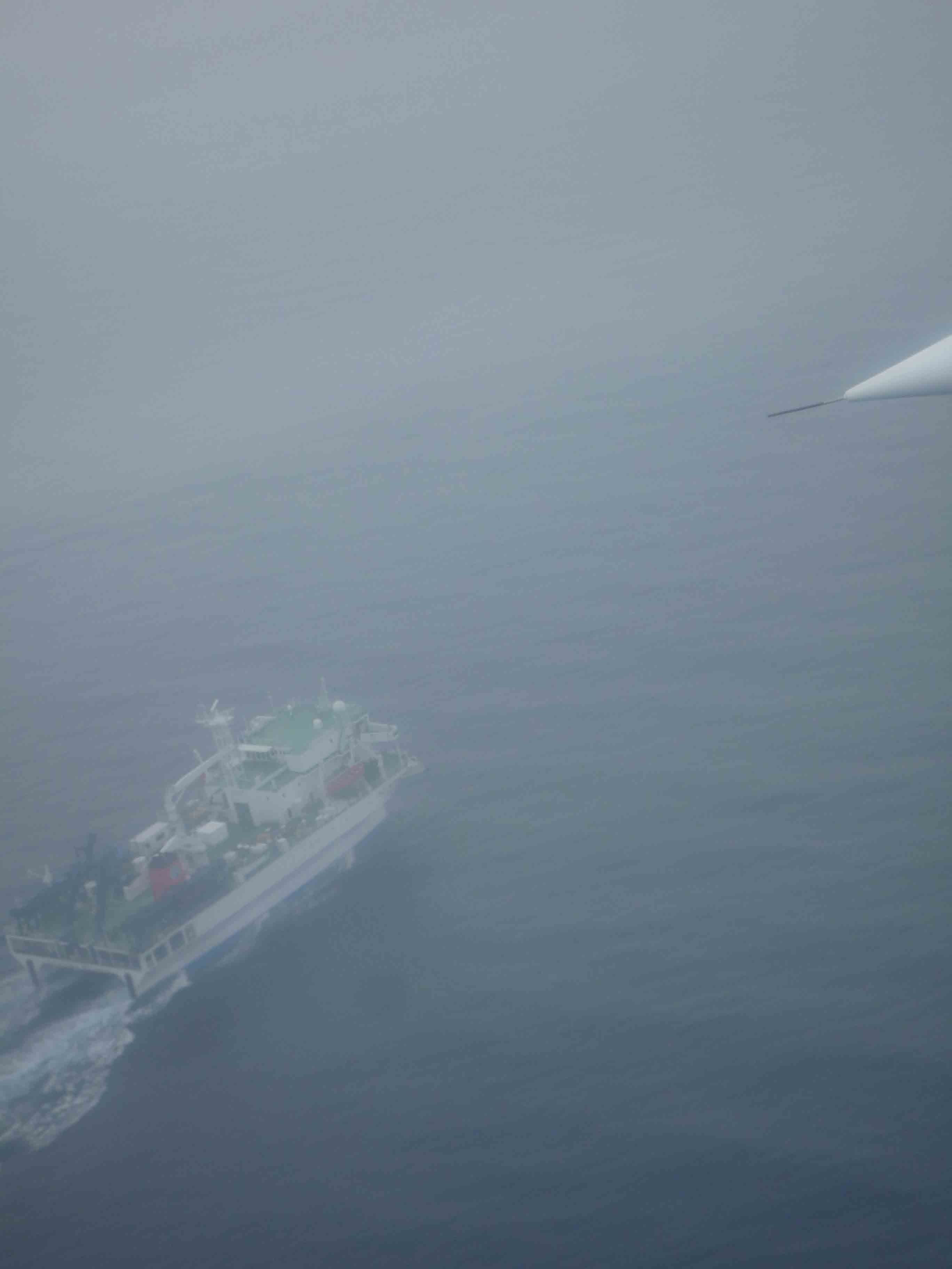 航空機から見た調査船「かいよう」